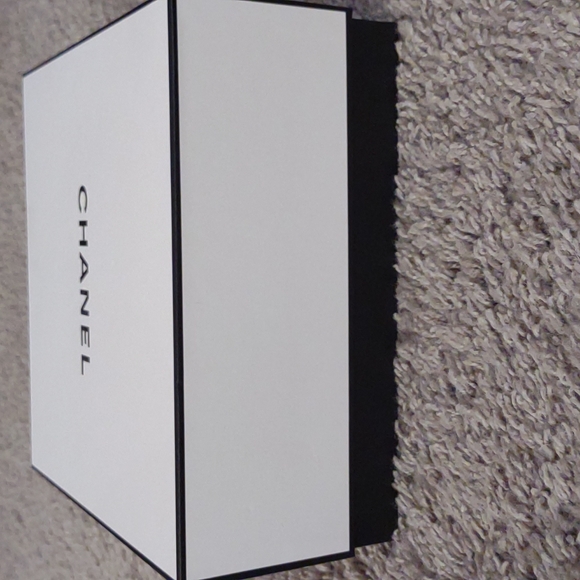 Authentic Chanel Gift Box - Picture 4 of 12